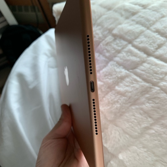 SOLD 🤍 IPad Pro 12.5in - Picture 4 of 5